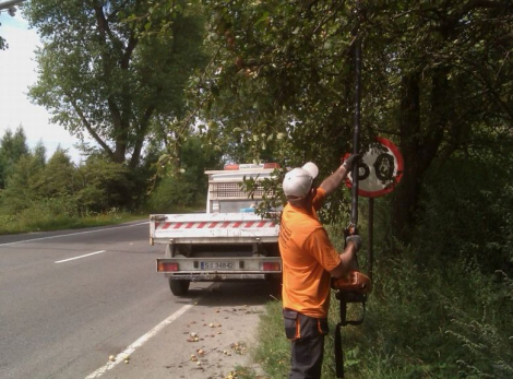 Odsłanianie znaków drogowych