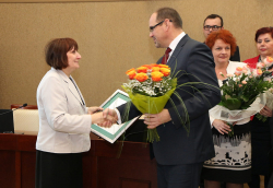 Radni jednogłośnie nadali dyplom honorowy Za zasługi dla miasta Jaworzna pani Wiesławie Osuszek, wieloletniemu skarbnikowi naszego miasta.