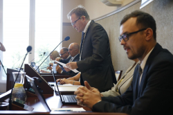 W punkcie 3. radni zapoznali się z informacją o przebiegu wykonania budżetu miasta Jaworzna za pierwsze półrocze 2016 r.  Z kolei w punkcie 4. omawiano zarządzenie w sprawie przyjęcia informacji o kształtowaniu się Wieloletniej Prognozy Finansowej miasta Jaworzna na lata 2016-2026, w tym o przebiegu realizacji przyjętych przedsięwzięć za pierwsze półrocze 2016 r. Stosownie do postanowień ustawy o finansach publicznych Prezydent Miasta jest zobowiązany do przedstawienia Radzie Miejskiej i Regionalnej Izbie Obrachunkowej w terminie do 31 sierpnia roku budżetowego informacji o kształtowaniu się wieloletniej prognozy finansowej za pierwsze półrocze roku budżetowego, w tym o przebiegu realizacji przyjętych przedsięwzięć.  W punktach 5-6. radni zapoznali się z informacją o przebiegu wykonania planów finansowych samorządowych instytucji kultury za I półrocze 2016 r. oraz informacją o przebiegu wykonania planów finansowych samodzielnych publicznych zakładów opieki zdrowotnej za I półrocze 2016 r.. 