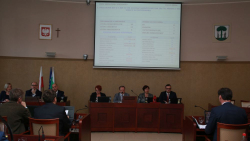 W punkcie 3. stosunkiem głosów 15 za, 5 przeciw i 3 wstrzymujących się radni przyjęli uchwałę budżetową na 2017 r. miasta Jaworzna.. 