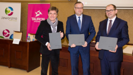 Na fotografii z uroczystego przekazania dokumentu znajdują się (od lewej) - Norbert Wasserfurth-Grzybowski - Studio DL, Jerzy Topolski - Wiceprezes Zarządu ds. Operatora TAURON Dystrybucja oraz Tadeusz Kaczmarek - Zastępca Prezydenta Miasta Jaworzna