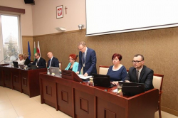 W punkcie 7. stosunkiem głosów 15 za, 7 przeciw i 1 wstrzymującym się przyjęto uchwałę w sprawie zmian w uchwale budżetowej na 2017 r. miasta Jaworzna.