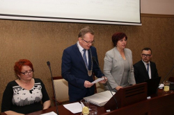 Po oficjalnym otwarciu sesji i ustaleniu porządku obrad, przyjęto protokół z poprzedniej Sesji Rady Miejskiej w Jaworznie.. 