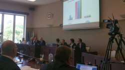 W punkcie 4. radni stosunkiem głosów 15 za i 7 przeciw przyjęli sprawozdanie finansowe oraz sprawozdanie z wykonania budżetu miasta Jaworzna za 2016 r.. 