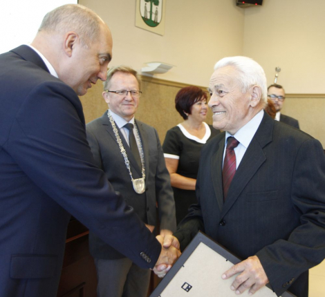 Podczas dzisiejszej sesji radni Rady Miejskiej podjęli jednogłośnie decyzję o przyznaniu dyplomu honorowego Za zasługi dla miasta Jaworzna Tadeuszowi Brzózce - Prezesowi Miejskiego Związku Rolników, Kółek i Organizacji Rolniczych w Jaworznie.