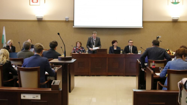 W kolejnym punkcie radni zapoznali się z informacją o oświadczeniach majątkowych za 2016 r. W punktach 5-6 radni przegłosowali zmiany w uchwale budżetowej na 2017 r. miasta Jaworzna oraz zmiany uchwały w sprawie Wieloletniej Prognozy Finansowej miasta na lata 2017 - 2027..