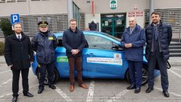 Dzisiaj prezydent Paweł Silbert odebrał kluczyki do pojazdu, który zostanie wykorzystany do EKO Patroli prowadzonych przez służby miejskie.