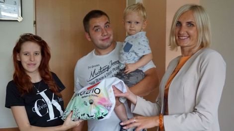 Dzisiaj rodzice urodzonego i zamieszkałego w Jaworznie Piotrusia odebrali miejską wyprawkę dla noworodków.