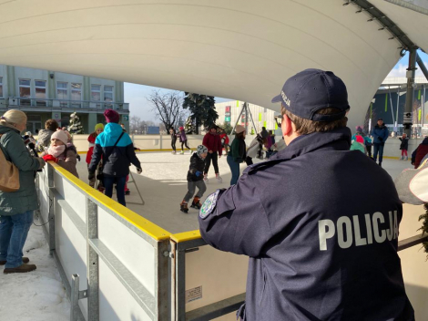 Bezpieczna ślizgawka na miejskim lodowisku. Fot. KMP Jaworzno