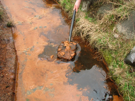 Na zdj. pobór osadów do badań z rowu odwadniającego składowisko odpadów niebezpiecznych Rudna Góra